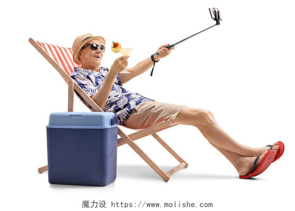 快乐老年旅游躺椅照晚年幸福微笑的老人